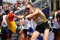 Němec Richard Ringer slaví maratonský triumf.