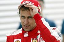 Luca Badoer má o čem přemýšlet. Náhradník v kokpitu Ferrari byl v kvalifikaci na GP Evropy ve Valencii poslední.