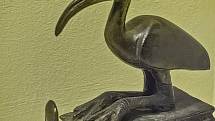 Bronzová soška sedícího ibise posvátného z egyptského Penn Muzea