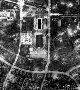 Záběr z amerického bombardéru na zničené město
