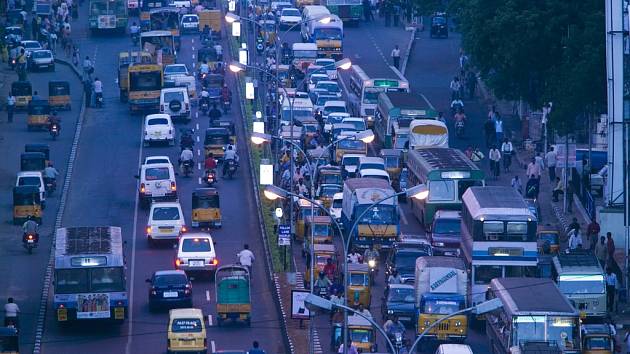 Hromadné zácpy na indických i jiných silnicích přispívají ke zvyšování úrovně emisí oxidu uhličitého v ovzduší. Řešení však nepřichází a pravděpodobně ani hned tak nebude. 