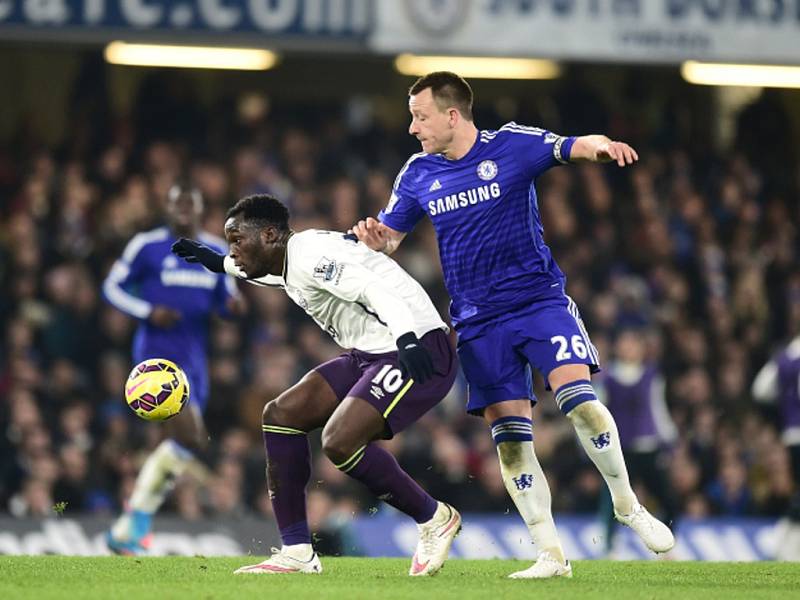 John Terry z Chelsea (vpravo) a Romelu Lukaku z Evertonu.