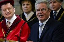 Joachim Gauck při projevu na Univerzitě Karlově.