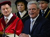 Joachim Gauck při projevu na Univerzitě Karlově.