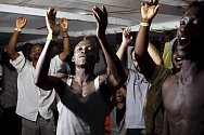Migranti na palubě humanitární lodi Open Arms po zakotvení u italského ostrova Lampedusa