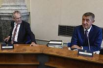 Zleva prezident Miloš Zeman a premiér Andrej Babiš (ANO) na jednání vlády