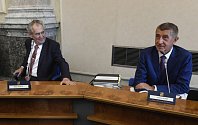 Zleva prezident Miloš Zeman a premiér Andrej Babiš (ANO) na jednání vlády