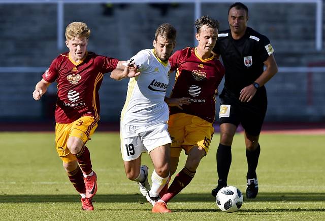 Tomáš Kott, Pablo Podio, Daniel Tetour a sudí Ondřej Lerch při utkání Dukly se Zlínem. Duel na Julisce skončil remízou 1:1.