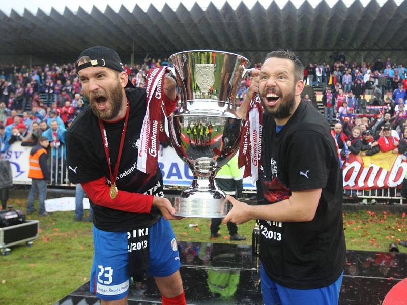 Fotbalisté Plzně Pavel Horváth (vpravo) a Marek Bakoš s mistrovským pohárem.