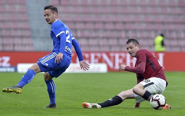 Utkání 1. kola nadstavby první fotbalové ligy - Skupina o titul: Sparta Praha - Baník Ostrava, 4. května 2019 v Praze. Zleva Daniel Holzer z Ostravy a Ondřej Zahustel ze Sparty