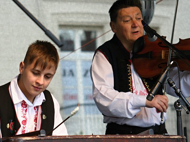 Čas klidu lze prožít ve vinohradu s cimbálovou muzikou