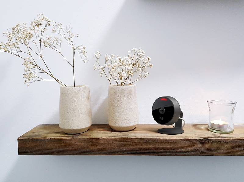 O lepší zabezpečení domu či bytu se postará domácí bezpečnostní kamera Circle View kompatibilní se sadou HomeKit. Disponuje obrazem Logitech TrueView, širokým zorným polem 180° a integrovanými funkcemi zajištění soukromí.