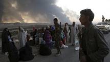 Z iráckého města Mosul, které se armáda snaží osvobodit od islamistů, již uprchlo na 900 lidí. 