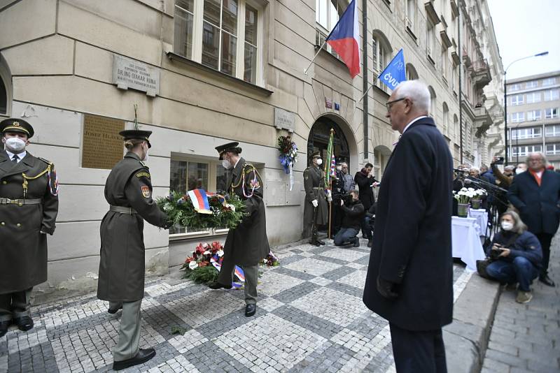 Pietní vzpomínka k uctění památky studentů Hlávkovy koleje, kteří se v roce 1939 stali obětí nacistické perzekuce a k připomenutí událostí z roku 1989, 17. listopadu 2021 v Praze. Senátor Jiří Drahoš (vpravo).
