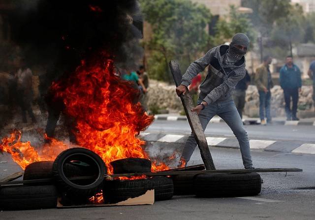 Palestinci protestují proti přesunutí americké ambasády do Jeruzaléma.