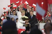 Polský prezident Andrzej Duda a jeho manželka Agata Kornhauserová-Dudová na setkání s Dudovými příznivci ve druhém kole voleb polské hlavy státu 12. července 2020