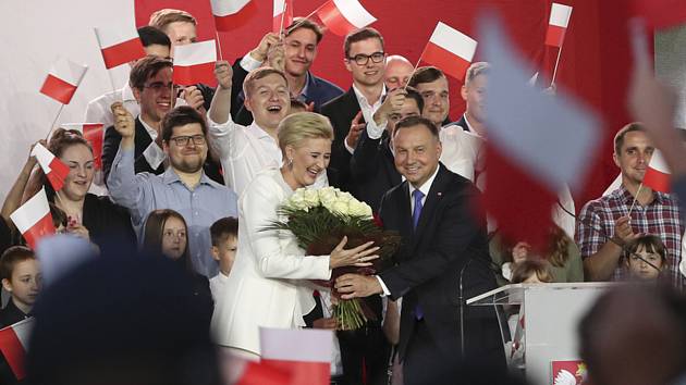 Polský prezident Andrzej Duda a jeho manželka Agata Kornhauserová-Dudová na setkání s Dudovými příznivci ve druhém kole voleb polské hlavy státu 12. července 2020