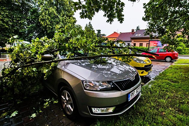 Českem se prohnaly extrémně silné bouřky. Kroupy ničily auta, tratě stály