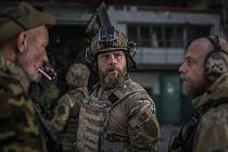Ukrajinští vojáci při rozhovoru na Severodoněcku 8. června 2022