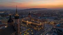 Krakov, noční pohled na hlavní náměstí Rynek Glowny