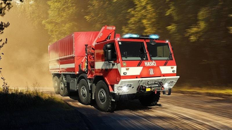 Tatra Force 8x8 – nosič hasičských nástaveb, nákladní vozidlo s hydraulickým ramenem.