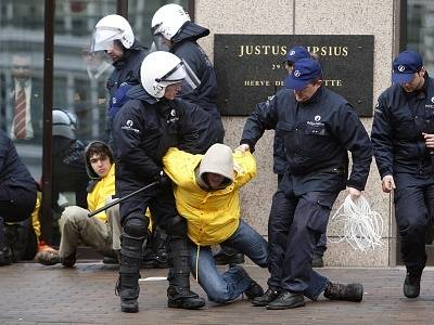 Belgičtí policisté odvádějí demonstranty, kteří oblehli budovu Evropské rady v Bruselu.