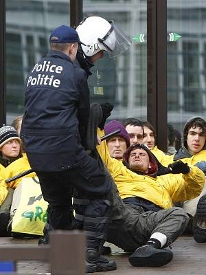 Belgičtí policisté odvádějí demonstranty, kteří oblehli budovu Evropské rady v Bruselu.