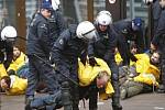 Belgičtí policisté odvádějí demonstranty, kteří oblehli budovu Evropské rady v Bruselu.