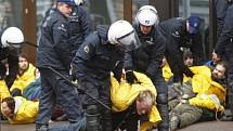 Belgičtí policisté odvádějí demonstranty, kteří oblehli budovu Evropské rady v Bruselu.
