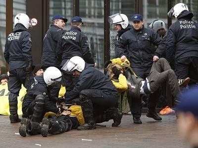 Belgičtí policisté odvádějí demonstranty, kteří oblehli budovu Evropské rady v Bruselu.