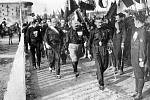 Mussolini v říjnu roku 1922 během tzv. Pochodu na Řím, jímž si pomohl ke svržení italské vlády a k uchvácení absolutní moci