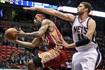 New Jersey Nets center Brooku Lopezovi z New Jersey (vpravo) se nepodařilo zastavit LeBrona James z Clevelandu.