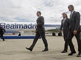 Hráči Realu Madrid Casillas, Selgado a Guti vypadají vedle svého letadla spokojeně, ale jinak s ním klub velkou parádu nenadělal.