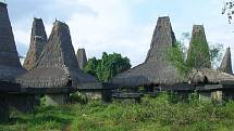 Tradiční obydlí na ostrově Sumba ohrožují požáry, klimatické změny i urbanizace. Ostrov je proto na seznamu nejohroženějšího kulturního dědictví světa, který vydává nezávislý Světový památkový fond.