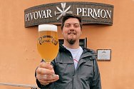 Petr Bohánek je sládkem v pivovaru Permon v Sokolově i provozovatelem podniku Pivní lok v Chebu