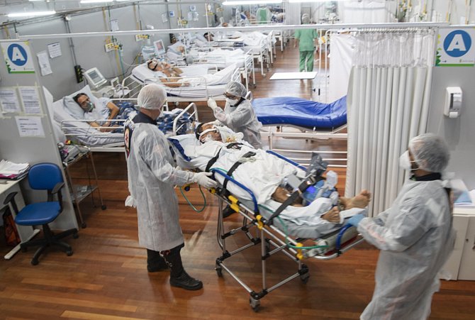 Provizorní nemocnice pro pacienty s nemocí covid-19 vybudovaná v tělocvičně na okraji brazilského města Sao Paulo, 4. března 2021