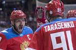 Hokejisté Ruska Alexander Ovečkin (vlevo) a Vladimir Tarasenko se radují z gólu proti Finsku.