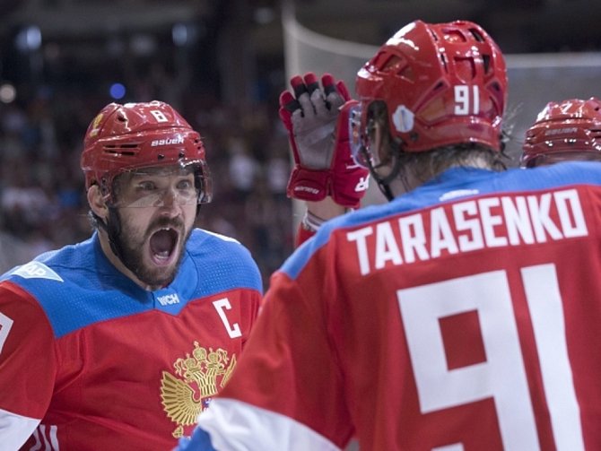 Hokejisté Ruska Alexander Ovečkin (vlevo) a Vladimir Tarasenko se radují z gólu proti Finsku.