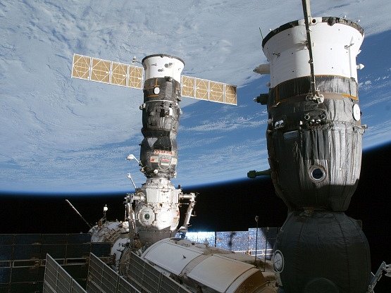 Ruské lodě Sojuz a Progress zaparkované u Mezinárodní vesmírné stanice.