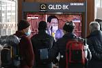 Lidé s rouškami sledují televizní zpravodajství na vlakovém nádraží v jihokorejském Soulu 2. února 2020