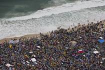 Papeže na mši na pláži Copacabana přivítal až milion lidí