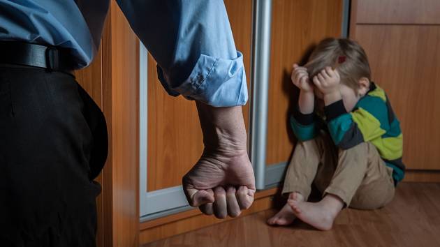 Domácí násilí zažívají v Česku tisíce dětí