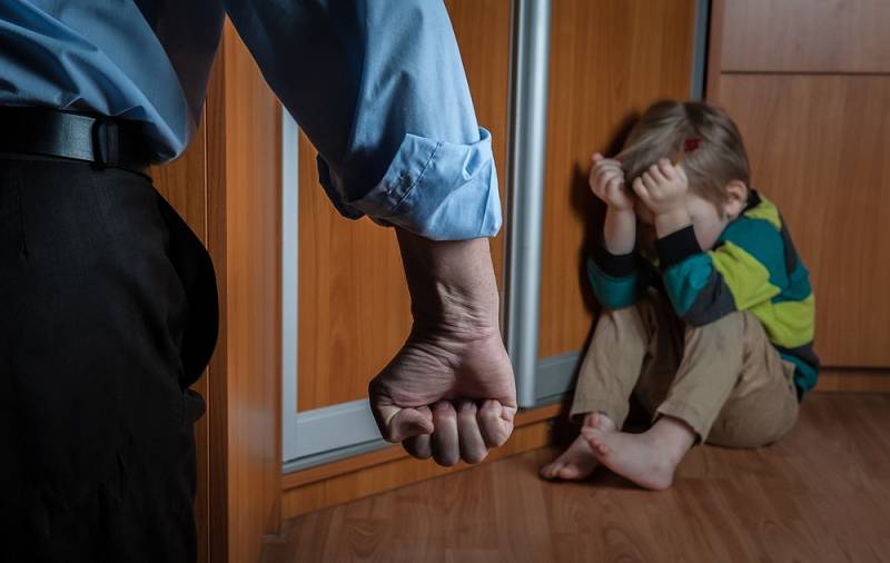 Domácí násilí zažívají v Česku tisíce dětí