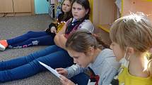 Děti ze školní družiny v Berouně-Závodí čtou pohádky o Mlcáscích, které vycházejí v Deníku