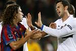 Barcelonský Carles Puyol (vlevo) se hádá s Thiagem Mottou z Interu Milán. 