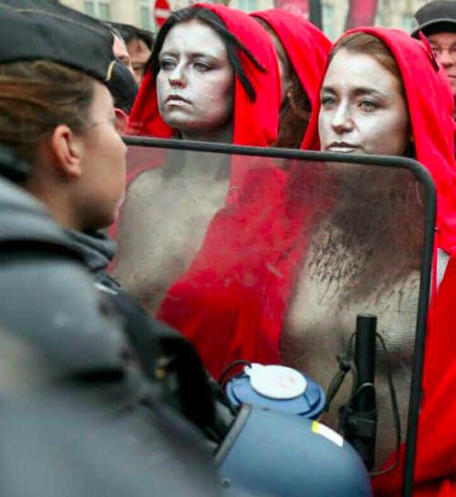 Demonstraci v Paříži podpořily i ženy, které se převlékly za Marianny, francouzský státní symbol.