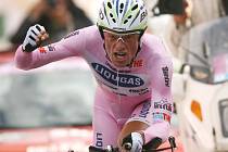 Ital Danilo Di Luca vede před poslední etapou Giro o necelé dvě minuty.