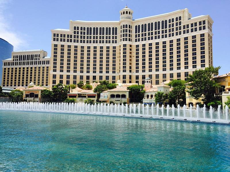 Resort Bellagio patří k nejslavnějším místům na Stripu v Las Vegas. Zdobný interiér je v italském stylu, ovšem nejznámější je soustava fontán ve venkovním areálu, která vytváří unikátní vodní show.