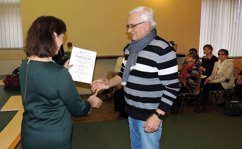 Slavnostní vyřazování studentů univerzity třetího věku v Nymburku po loňském zimním semestru