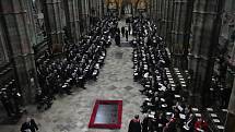 Hosté se shromažďují v prostorách Westminsterského opatství v Londýně, kde se 19. září 2022 konal pohřeb královny Alžběty II.